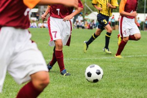 fussball-platz-rasen-pass-beine-lauf-sprint-angriff