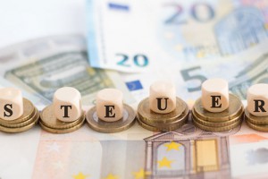 geld-cash-euro-steuer-wuerfel-gesetz-justiz-finanzen-finanzamt