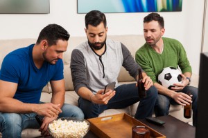 mobile-handy-app-freunde-gruppe-fussball-wetten